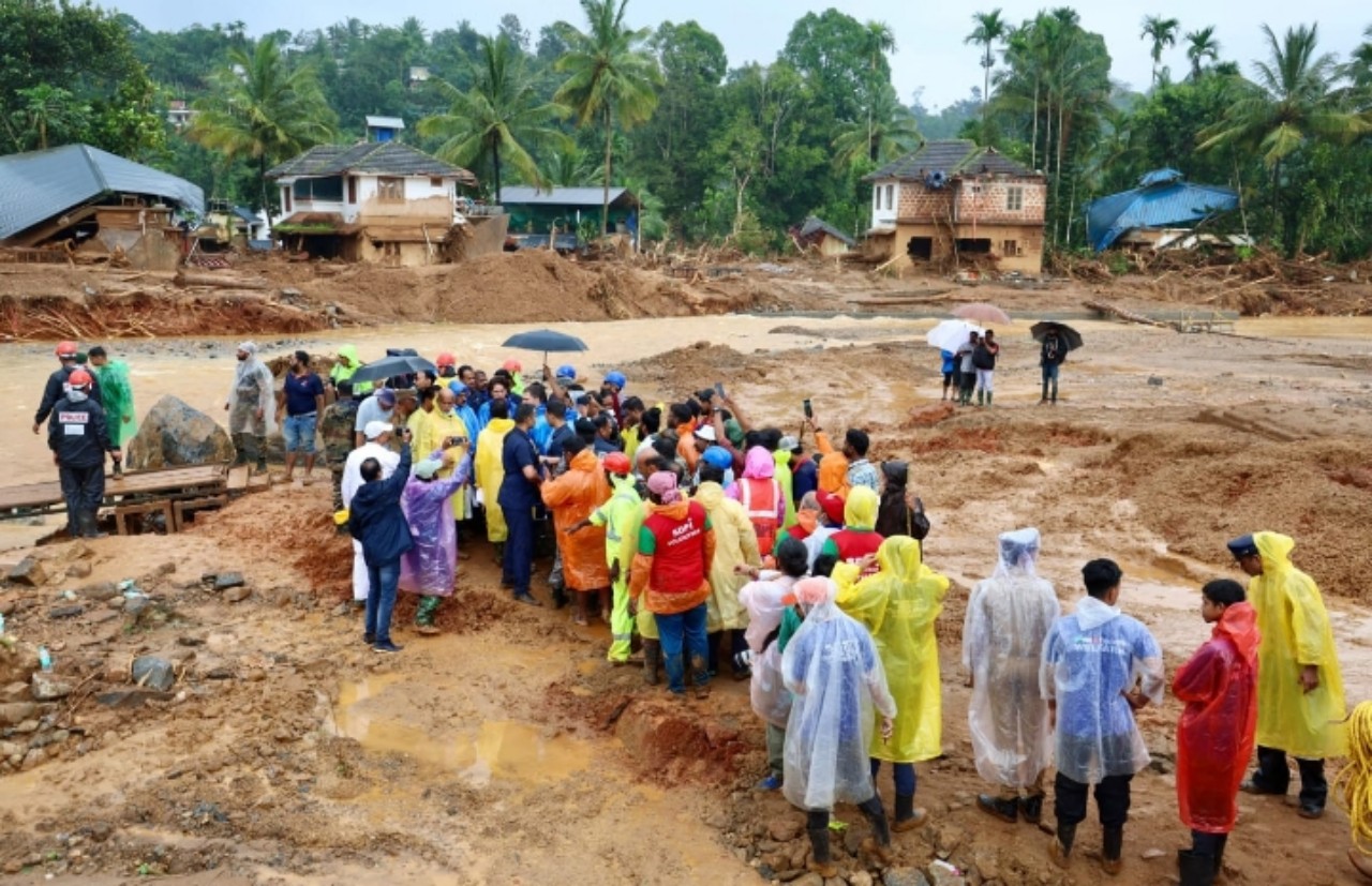 Read more about the article വയനാട് ഉരുൾപൊട്ടൽ മേഖലയെ ആറ് സോണുകളായി തിരിച്ച് 40 ടീമുകൾ തിരച്ചിൽ നടത്തും