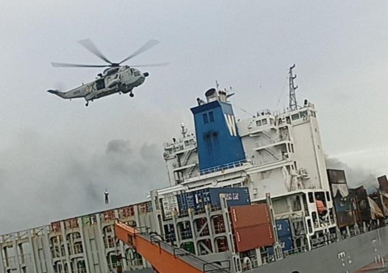 You are currently viewing തീപിടിച്ച എംവി വാൻ ഹായ് 503-ൽ ഇന്ത്യൻ നാവികസേന രക്ഷാ ദൗത്യ സംഘത്തെ ഇറക്കി