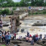 ഇന്ദ്രായണി നദിയിൽ പാലം തകർന്നുവീണു: ആറു പേർക്ക് ജീവൻ നഷ്ടമായി, നിരവധി പേർ ഒഴുകിപ്പോയി
