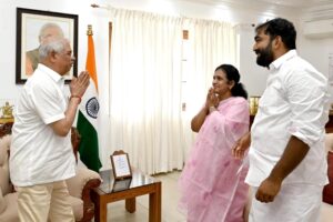Read more about the article നിമിഷ പ്രിയയുടെ മോചനത്തിനായി അവസാന ശ്രമവും നടത്തണമെന്ന് ആവശ്യപ്പെട്ട് എം.എൽ.എ ചാണ്ടി ഉമ്മനും അമ്മ മറിയാമ്മ ഉമ്മനും ഗവർണറെ കണ്ടു.