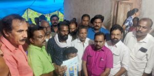 Read more about the article വൈദ്യുതാഘാതമേറ്റ് മരണപ്പെട്ട മിഥുന്റെ കുടുംബത്തിന് കെ എസ് ഇ ബിയുടെ സമാശ്വാസ ധന സഹായമായി 5 ലക്ഷം രൂപ നൽകി