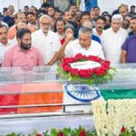 വി.എസ് അച്യുതാനന്ദന് അന്ത്യാഞ്ജലി; മുഖ്യമന്ത്രി പിണറായി വിജയനും കർദിനാൾ ക്ലിനിക്സ് ബാവയും ഉൾപ്പെടെ പ്രമുഖർ ആദരാഞ്ജലികൾ അർപ്പിച്ചു