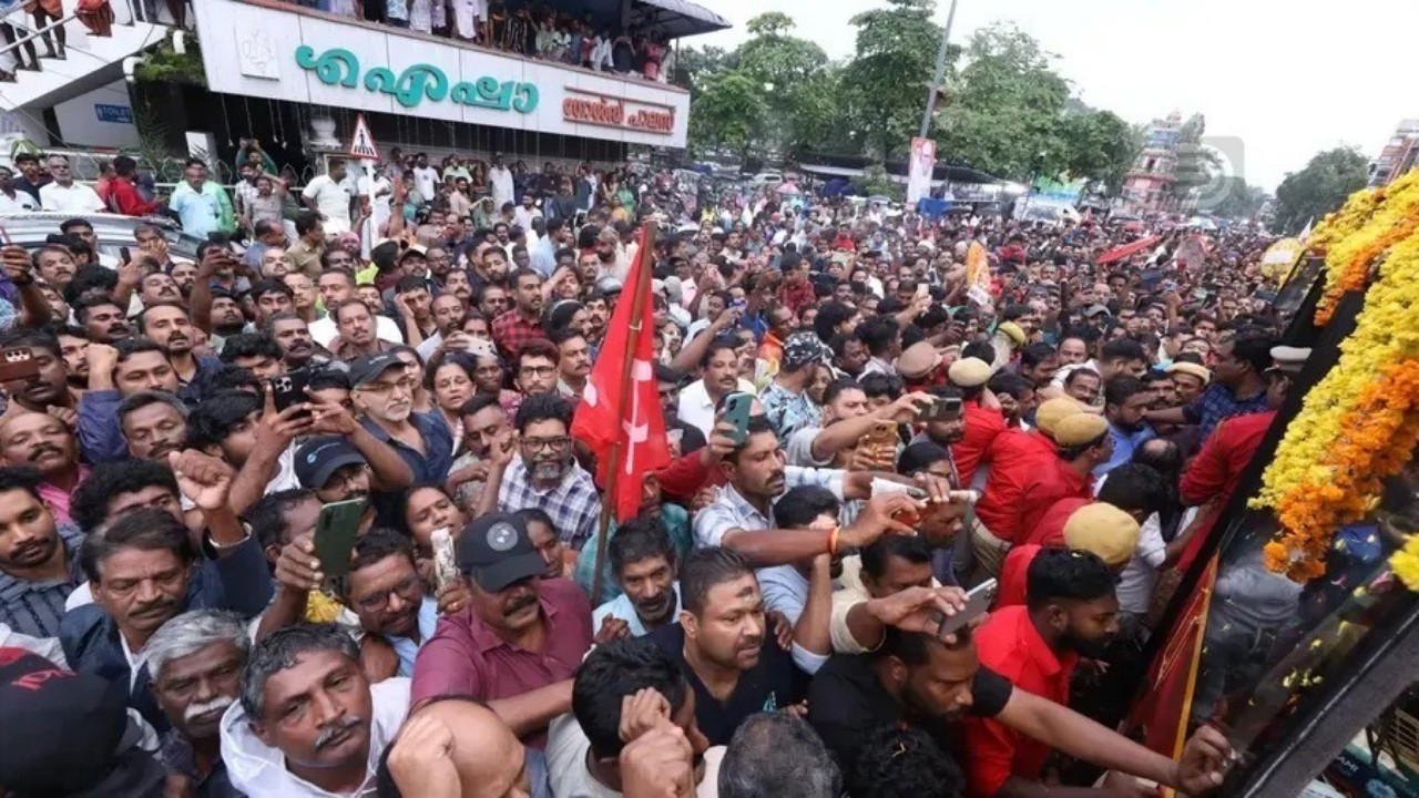 You are currently viewing വി.എസ്. അച്യുതാനന്ദന് ജനസാഗരത്തിന്റെ അന്ത്യാഞ്ജലി