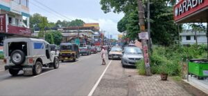 Read more about the article ഭരണിക്കാവിൽ ഗതാഗത പരിഷ്‌ക്കാരം നടപ്പാക്കാൻ പൊലീസ് മുൻകൈയെടുക്കുന്നു,<br>ഒന്നാം തീയതിമുതൽ യാത്രക്കാർ സ്റ്റാൻഡിൽ നിന്ന് മാത്രം ബസിൽ കയറണം
