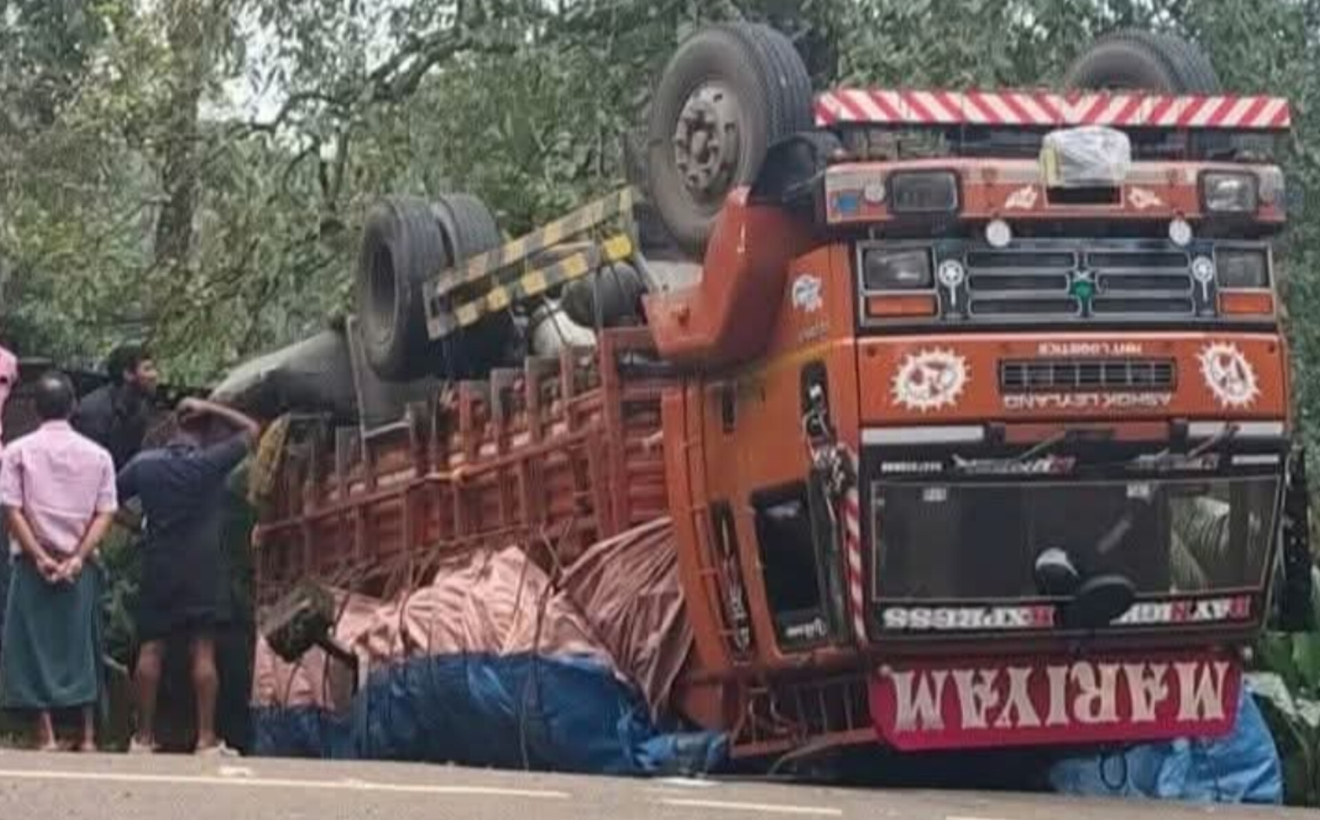 Read more about the article പൂഞ്ഞാർ–എരുമേലി പാതയിൽ&nbsp; ലോറി മറിഞ്ഞ് അപകടം, ഡ്രൈവർക്ക് പരിക്ക്