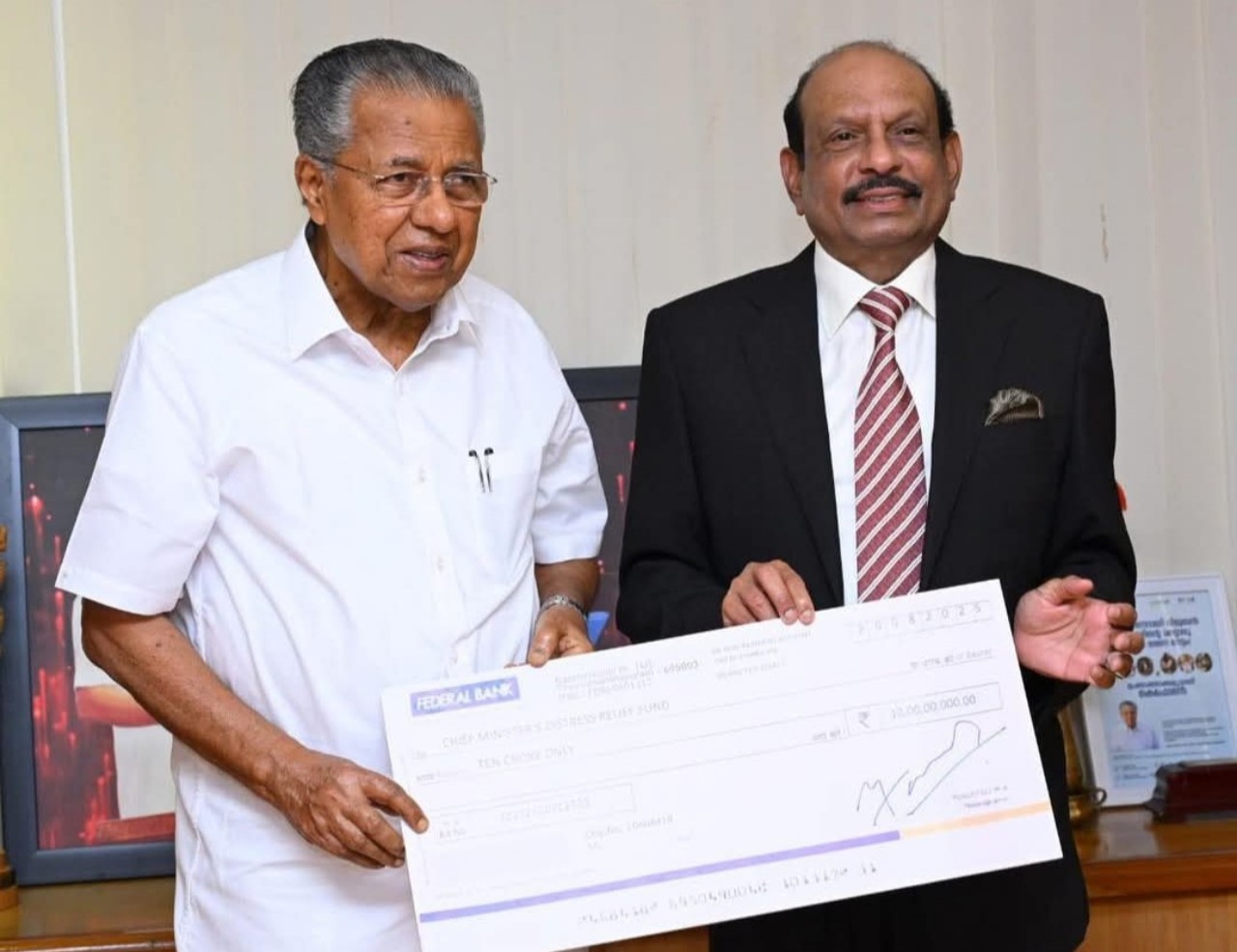 Read more about the article മുണ്ടക്കൈ ചൂരൽമല മേഖലയുടെ പുനരധിവാസത്തിനായി മുഖ്യമന്ത്രിയുടെ ദുരിതാശ്വാസനിധിയിലേക്ക് ലുലു ഗ്രൂപ്പ് ചെയർമാൻ എം.എ യൂസഫലി 10 കോടി രൂപ നൽകി