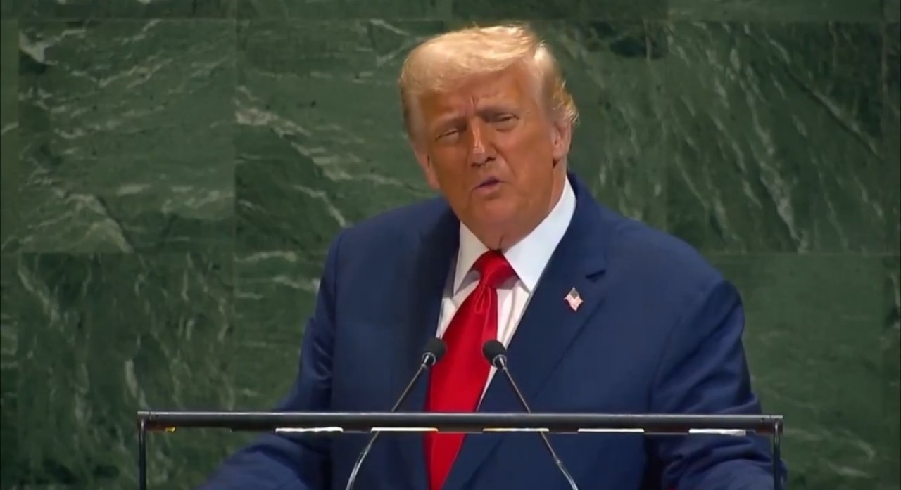 You are currently viewing “ഈ ടെലിപ്രോംപ്റ്റർ പ്രവർത്തിപ്പിക്കുന്നയാൾ വലിയ കുഴപ്പത്തിലാണ്”: യുഎൻ യോഗത്തിനിടെ ഒരു ടെലിപ്രോംപ്റ്റർ തകരാറിൽ ട്രംപ് നിരാശ പ്രകടിപ്പിച്ചു.