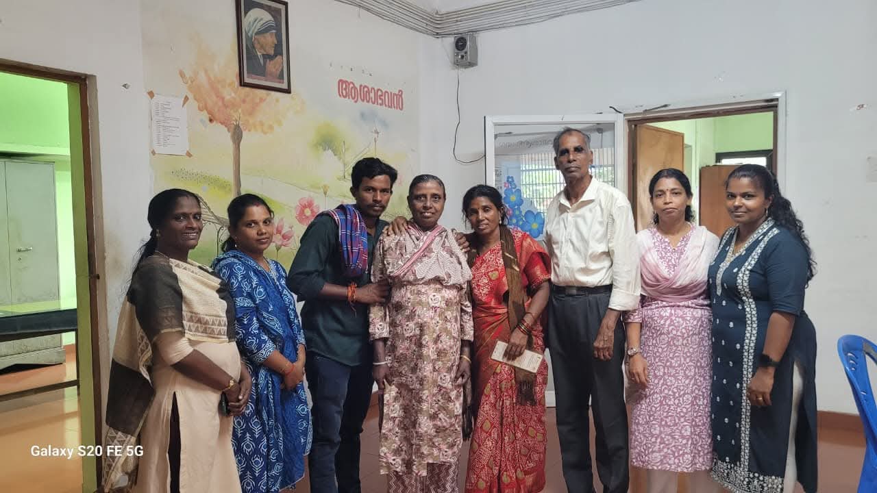 Read more about the article മരിച്ചെന്ന് കരുതിയ അമ്മയെ ഒമ്പത് വര്‍ഷത്തിന് ശേഷം തിരിച്ചുകിട്ടി; ആശാ ഭവനില്‍നിന്ന് ഗീതയുടെ കൈപിടിച്ച് മക്കളുടെ മടക്കം