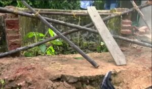 Read more about the article കൊട്ടാരക്കരയിൽ യുവതിയെ രക്ഷിക്കാൻ ശ്രമത്തിനിടെ കിണർ ഇടിഞ്ഞ് മൂന്നു പേർ മരിച്ചു