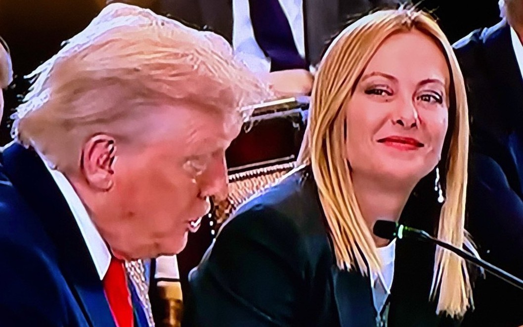 You are currently viewing വിശ്വാസം, കുടുംബം, ദേശസ്നേഹം — ജോർജിയ മെലോണിയുടെ ആത്മകഥയ്ക്ക് ട്രംപിന്റെ അഭിനന്ദനം