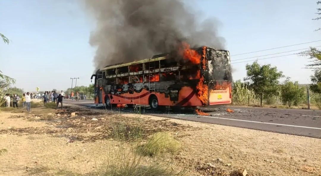 Read more about the article ജയ്സാൽമീർ-ജോധ്പൂർ ഹൈവേയിൽ സ്ലീപ്പർ ബസിന് തീപിടിച്ച് 20 പേർ മരിച്ചു, നിരവധി പേർക്ക് പരിക്കേറ്റു