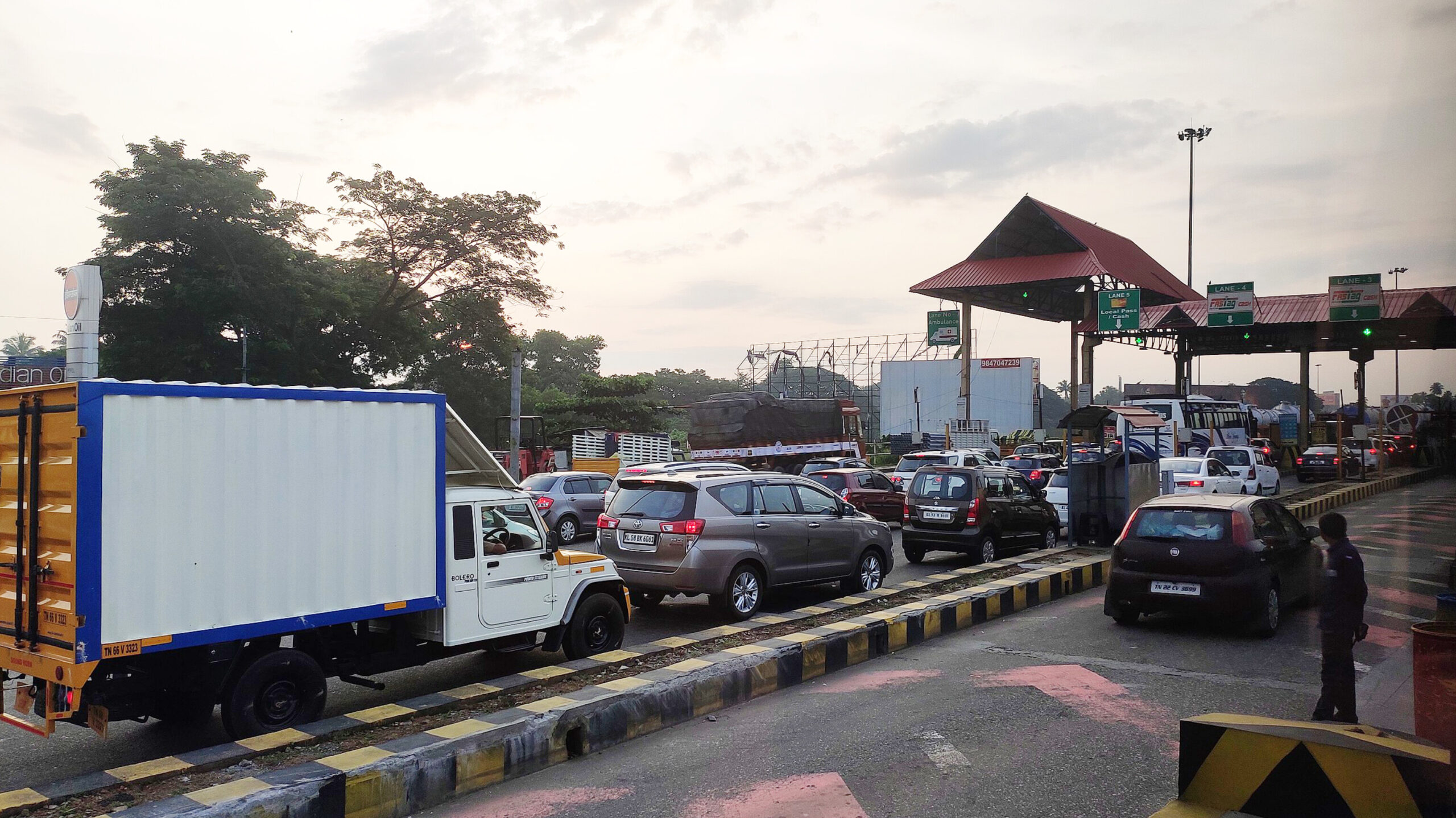 Read more about the article പാലിയേക്കരയിൽ ടോൾ പിരിവിന് അനുമതി; കൂട്ടിയ നിരക്ക് ഈടാക്കരുതെന്ന് ഹൈക്കോടതി