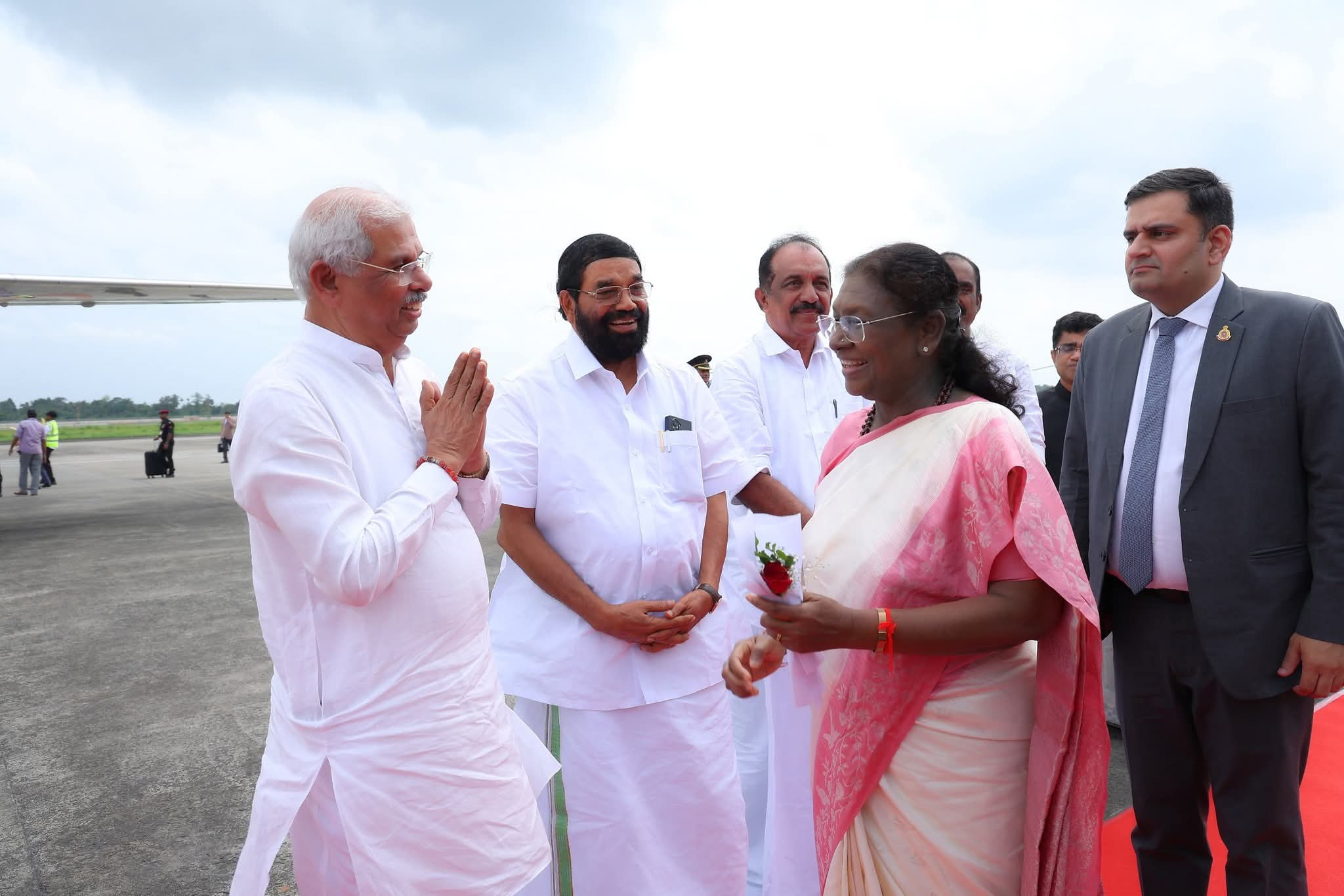 You are currently viewing നാല് ദിവസത്തെ കേരള സന്ദർശനം പൂർത്തിയാക്കി&nbsp; രാഷ്ട്രപതി <br> ദ്രൗപദി മുർമു ഡൽഹിയിലേക്ക് മടങ്ങി