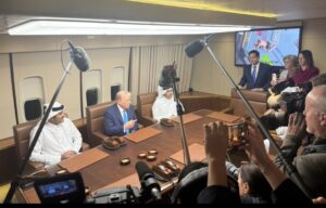 Read more about the article ഇന്ധനം നിറയ്ക്കാനായി ഖത്തറിൽ വിമാനം ഇറക്കി,എയർഫോഴ്‌സ് വണ്ണിൽ ട്രംപ് ഖത്തർ നേതാക്കളുമായി കൂടിക്കാഴ്ച നടത്തി.