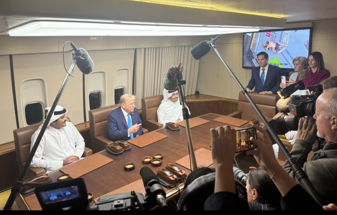 Read more about the article ഇന്ധനം നിറയ്ക്കാനായി ഖത്തറിൽ വിമാനം ഇറക്കി,എയർഫോഴ്‌സ് വണ്ണിൽ ട്രംപ് ഖത്തർ നേതാക്കളുമായി കൂടിക്കാഴ്ച നടത്തി.