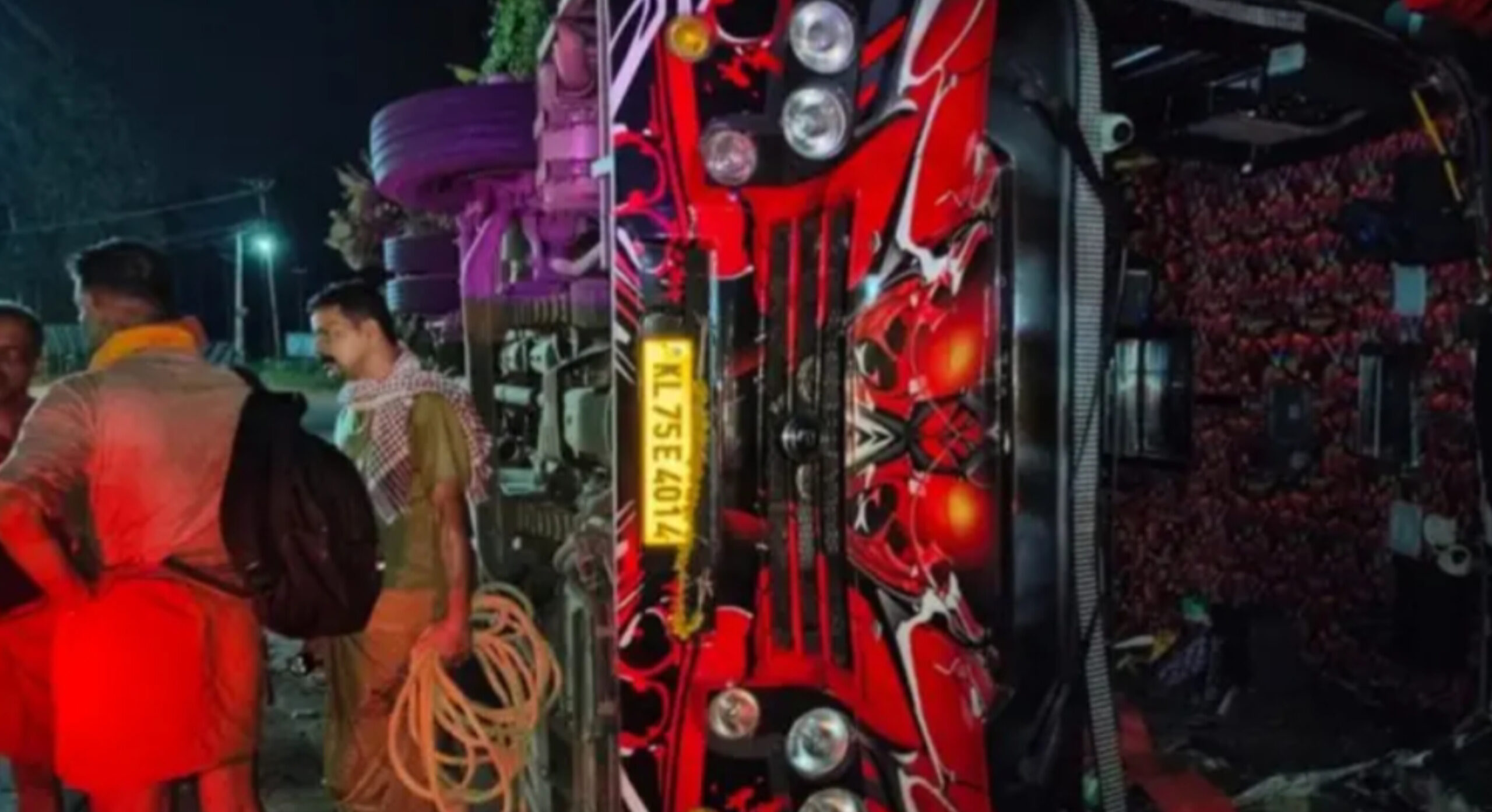 You are currently viewing കുറവിലങ്ങാട് ടൂറിസ്റ്റ് ബസ് അപകടം: ഒരാൾ മരിച്ചു, 18 പേർക്ക് ഗുരുതര പരിക്ക്