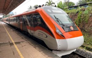 Read more about the article എറണാകുളം–കെഎസ്ആർ ബെംഗളൂരു വന്ദേ ഭാരത് എക്സ്പ്രസിന്റെ പരീക്ഷണ ഓട്ടം വിജയകരമായി പൂർത്തിയായി