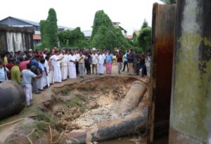Read more about the article വൈറ്റിലയിൽ ജലസംഭരണി പാളി തകർച്ച: മന്ത്രി റോഷി അഗസ്റ്റിനും പി. രാജീവും സ്ഥലം സന്ദർശിച്ചു