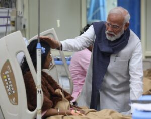 Read more about the article കാർ സ്‌ഫോടനത്തിൽ പരിക്കേറ്റവരെ ആശുപത്രിയിൽ&nbsp; സന്ദർശിച്ചു പ്രധാനമന്ത്രി മോഡി