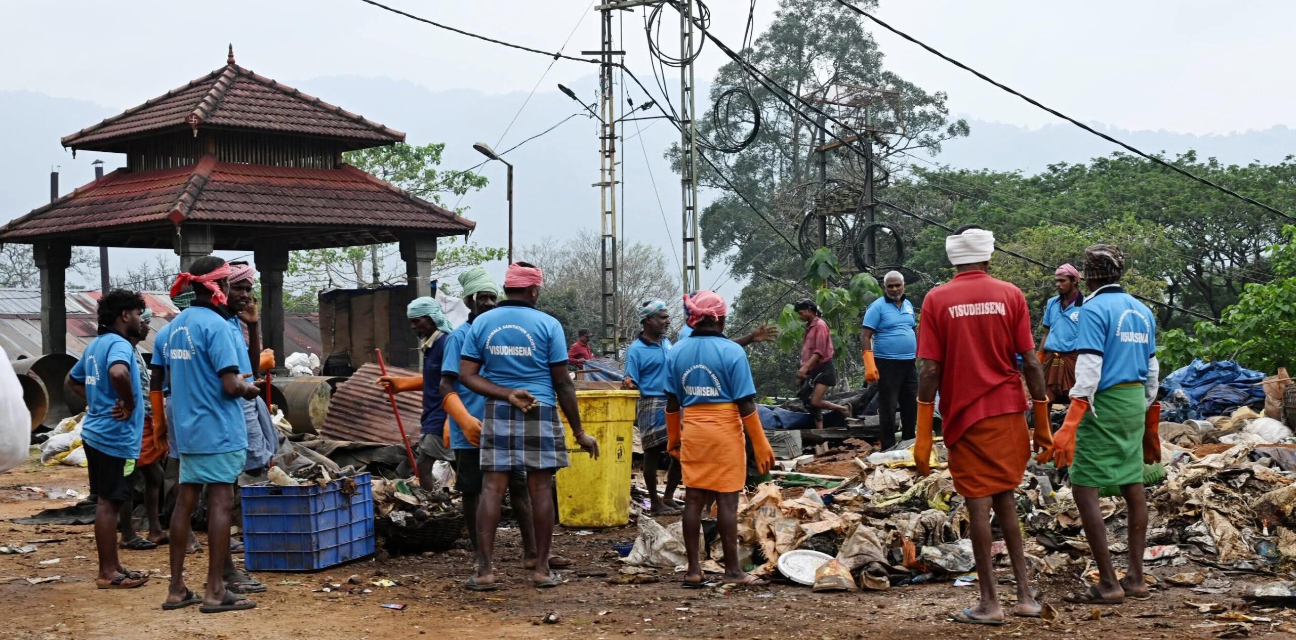 Read more about the article ശബരിമലയുടെ ശുചിത്വം നിലനിർത്താൻ 24 മണിക്കൂറും പ്രവർത്തിക്കുന്ന  ‘വിശുദ്ധി സേന’