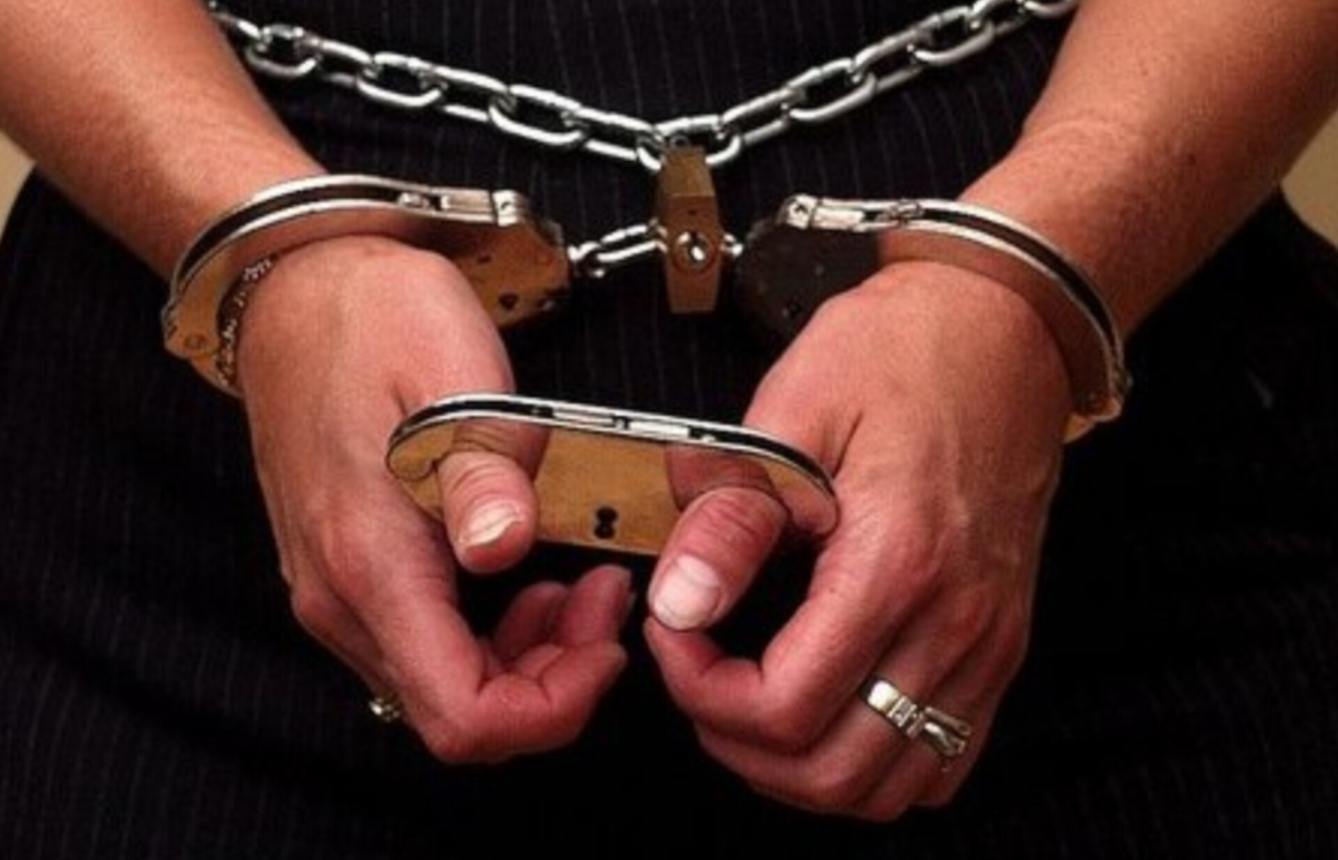 Read more about the article കോഴിക്കോട് ജ്വല്ലറിയിൽ മോഷണശ്രമം; മുളക് സ്പ്രേ ഉപയോഗിച്ച് ഉടമയെ ആക്രമിച്ച യുവതി പിടിയിൽ