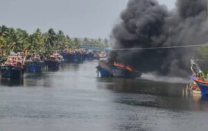 Read more about the article കൊല്ലം മുക്കാട് കായലിൽ രണ്ട് മത്സ്യബന്ധന ബോട്ടുകൾക്ക് തീപിടിത്തം