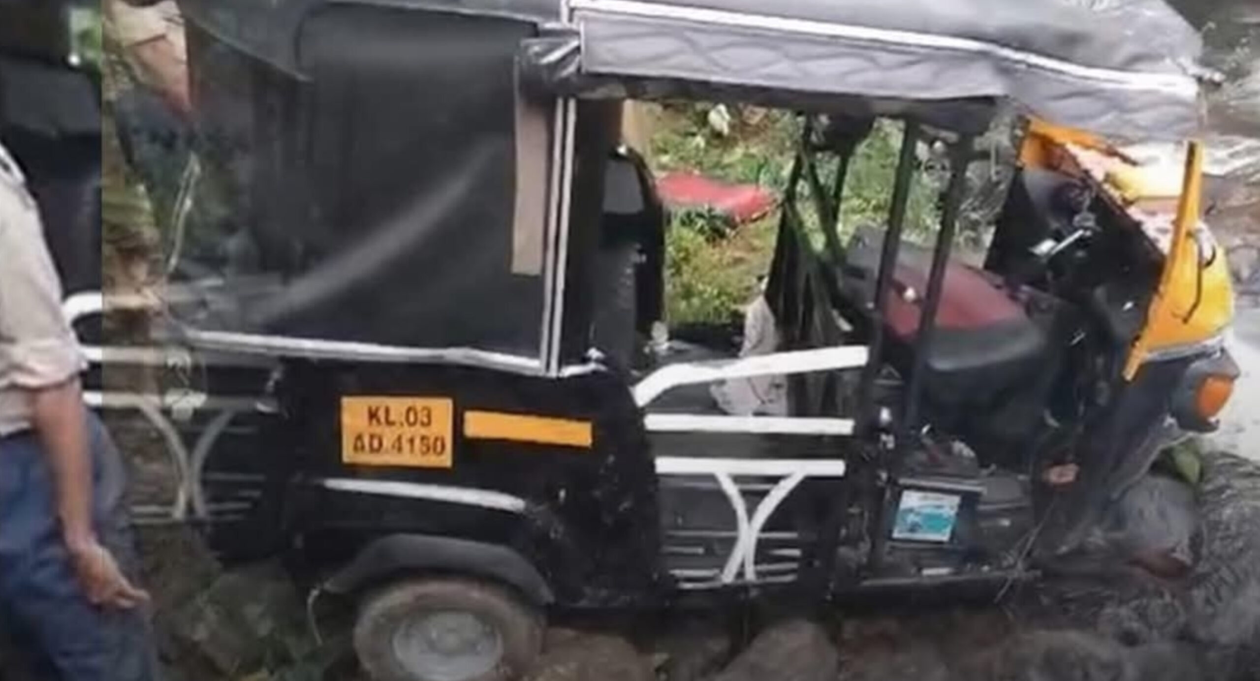 Read more about the article പത്തനംതിട്ടയിൽ സ്കൂൾ വിദ്യാർത്ഥികളുമായി പോയ ഓട്ടോറിക്ഷ തോട്ടിലേക്ക് മറിഞ്ഞ് വിദ്യാർത്ഥിനി മരിച്ചു