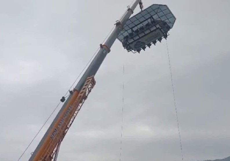 Read more about the article ഇടുക്കിയിൽ സ്‌കൈ ഡൈനിങ്ങിനിടെ ക്രെയിൻ തകരാറിലായി; അഞ്ചുപേർ 150 അടി ഉയരത്തിൽ കുടുങ്ങി