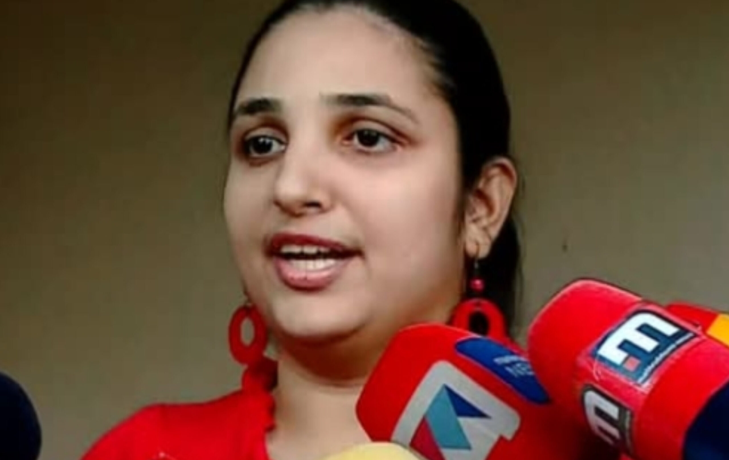 You are currently viewing നടി റിനി ആൻ ജോർജ് പ്രതികരിച്ചു: “സത്യം വിജയിച്ചു… ഇത് അതിജീവിച്ച സ്ത്രീകളുടെ വിജയമാണ്”