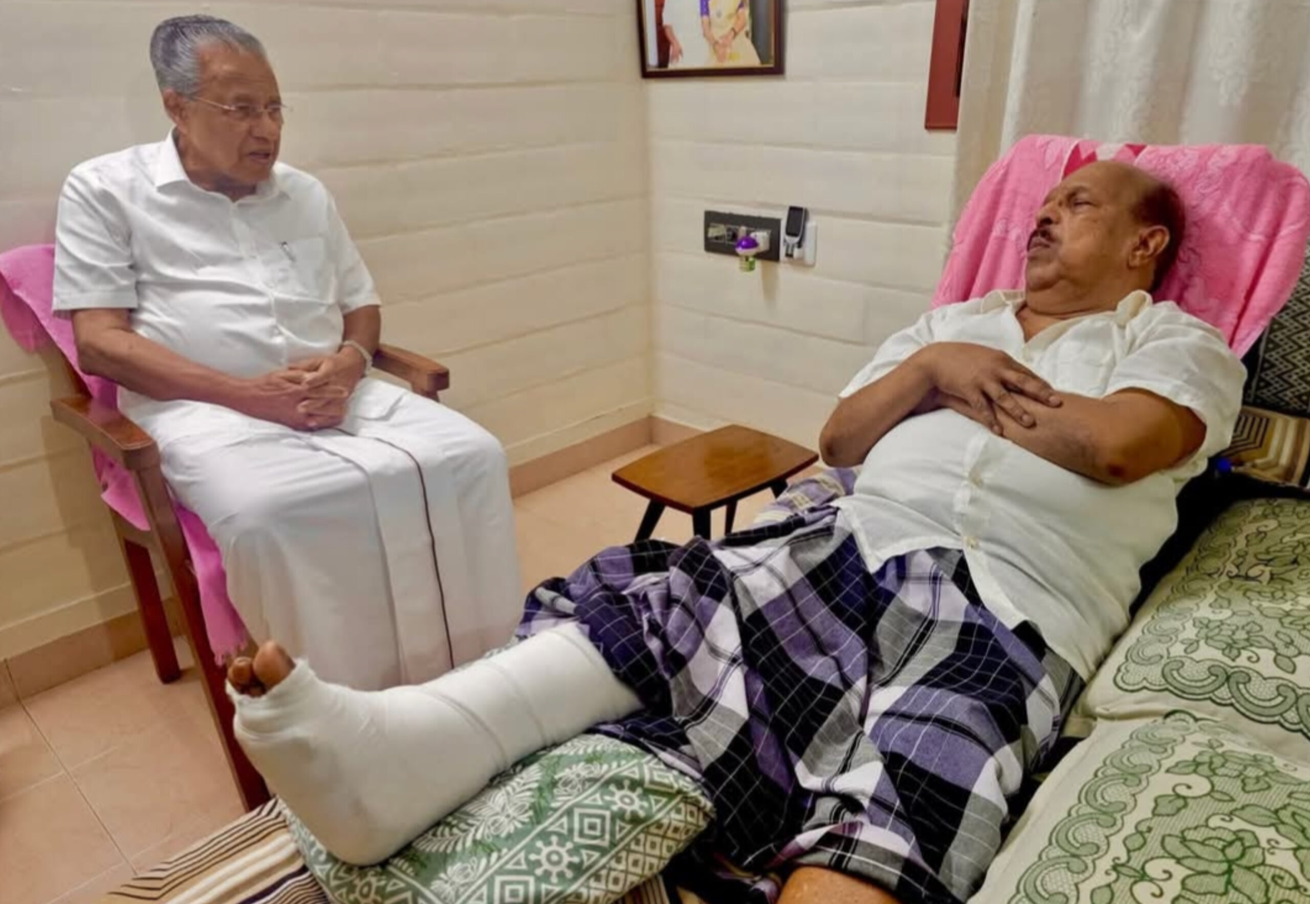 Read more about the article മുഖ്യമന്ത്രി പിണറായി വിജയൻ സിപിഎം നേതാവ് ജി. സുധാകരനെ വീട്ടിലെത്തി സന്ദർശിച്ചു