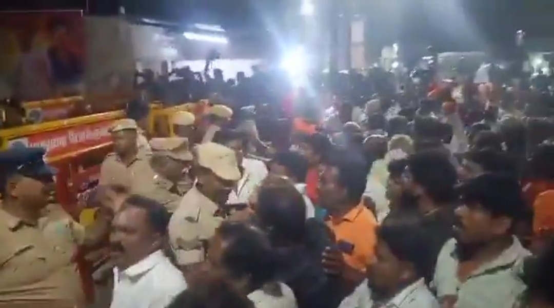 You are currently viewing മധുരയിൽ തിരുപ്പരൻകുന്ദ്രം കുന്നിൽ വിളക്ക് തെളിയിക്കൽ ചടങ്ങിന് പോലീസ് നിയന്ത്രണം ഏർപ്പെടുത്തി: സംഭവ സ്ഥലത്ത് സംഘർഷാവസ്ഥ.