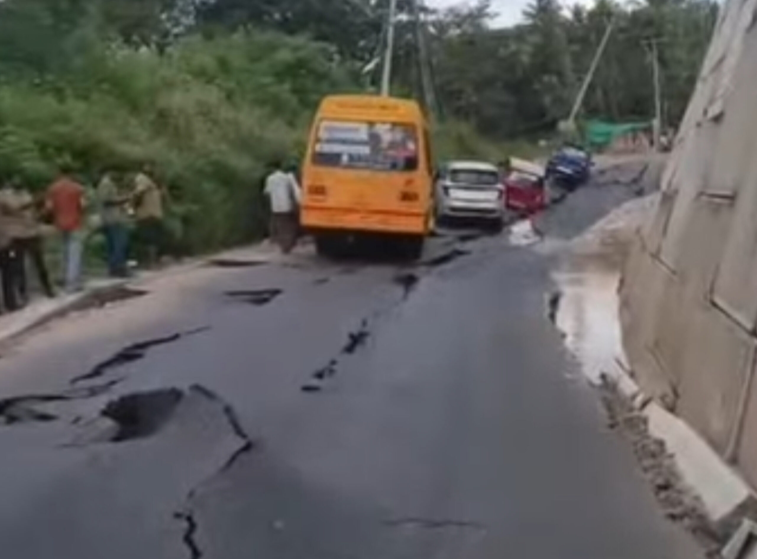You are currently viewing കൊട്ടിയത്ത് ദേശീയപാത നിർമാണഭാഗം ഇടിഞ്ഞുവീണ് ഗതാഗതം തടസ്സം