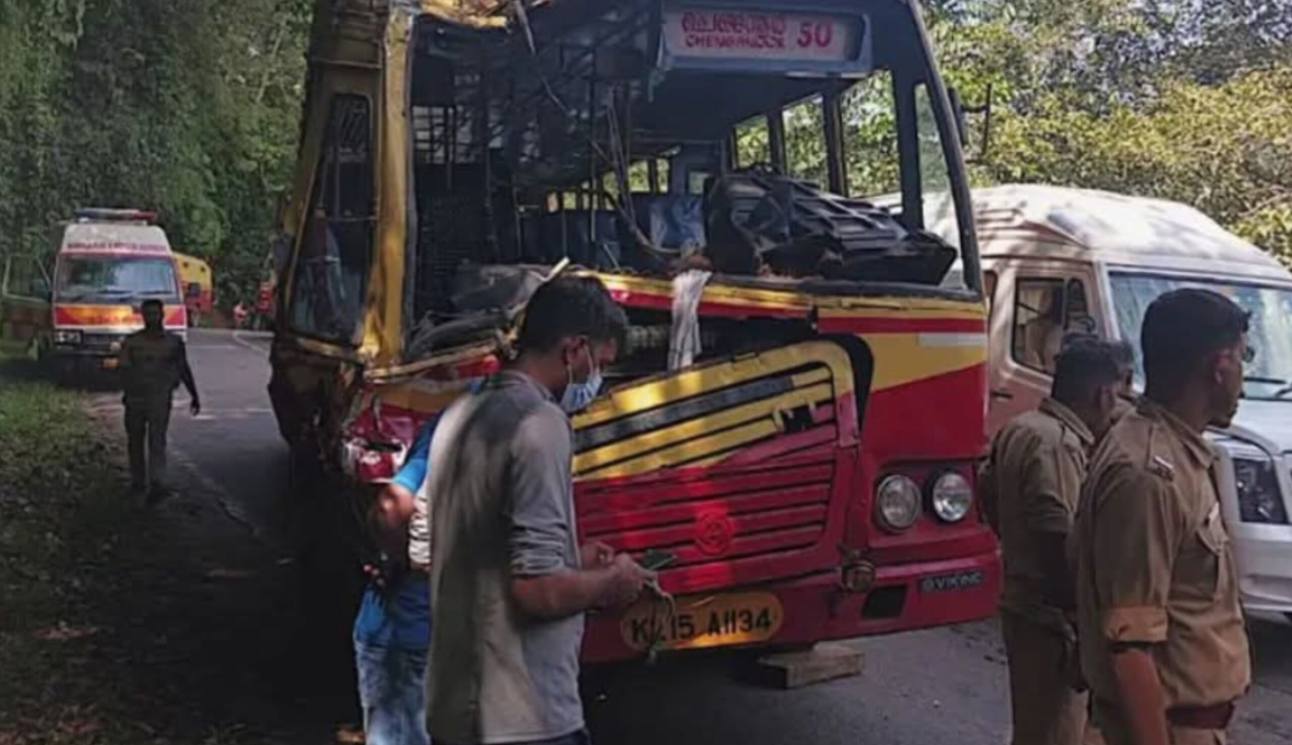 You are currently viewing പമ്പയിൽ കെഎസ്ആർടിസി ബസുകൾ കൂട്ടിയിടിച്ച് 30-ഓളം പേർക്ക് പരിക്ക്