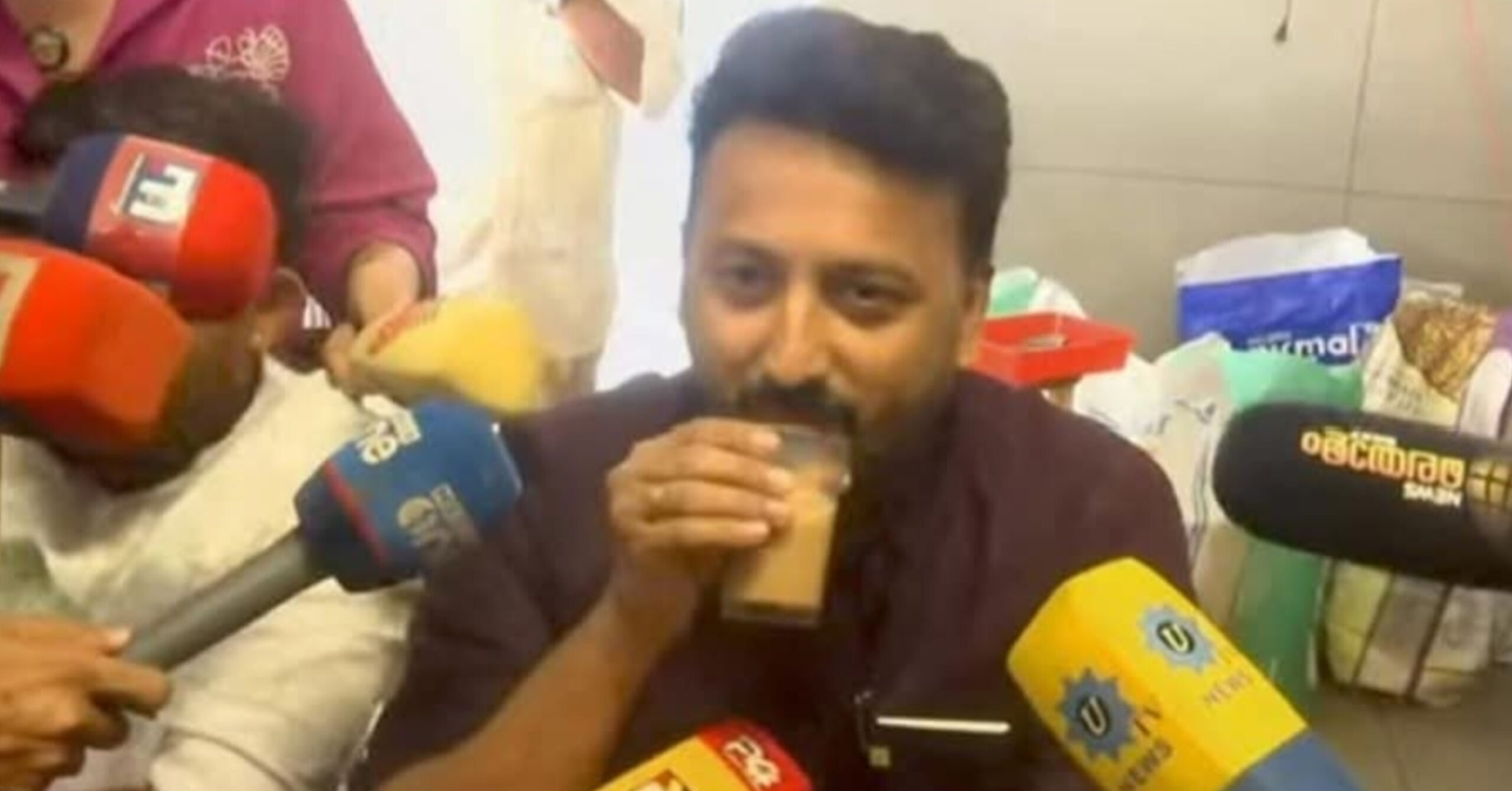 You are currently viewing 15 ദിവസം ഒളിവിൽ കഴിഞ്ഞ എംഎൽഎ രാഹുൽ മാങ്കൂട്ടത്തിൽ പാലക്കാട്ടെത്തി വോട്ട് രേഖപ്പെടുത്തി