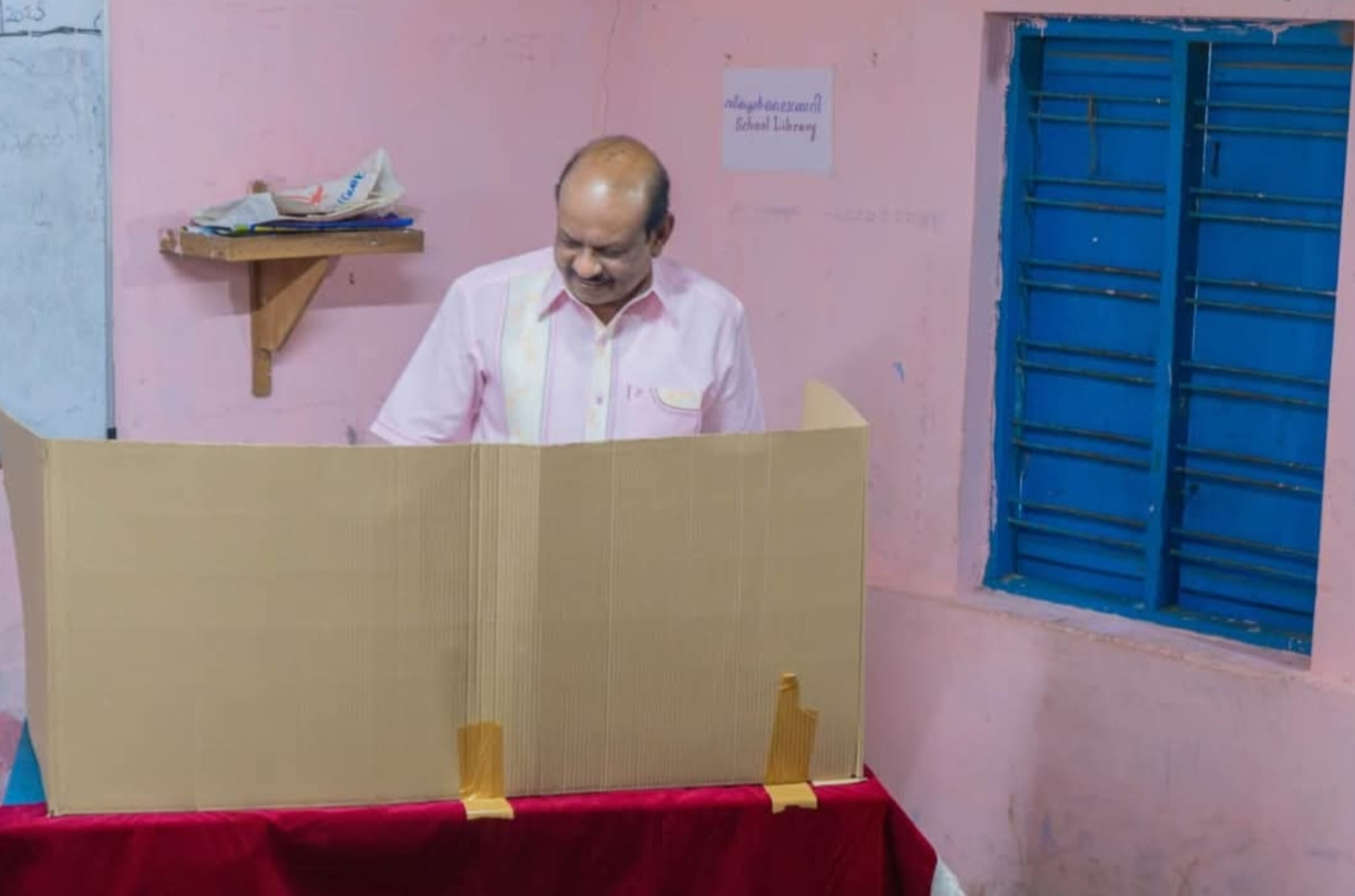 Read more about the article ലുലു ഗ്രൂപ്പ് ചെയർമാൻ എം. എ. യൂസഫലി നാട്ടികയിൽ വോട്ട് രേഖപ്പെടുത്തി