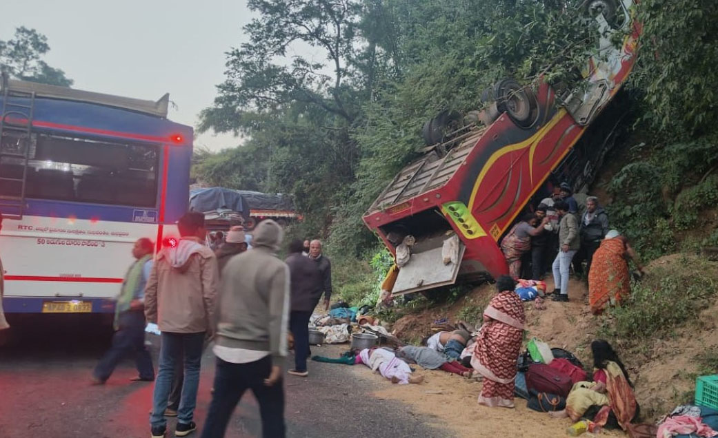 Read more about the article ആന്ധ്രപ്രദേശിൽ ബസ് അപകടത്തിൽ 9 പേർ മരിച്ചു, നിരവധി പേർക്ക് പരിക്ക്