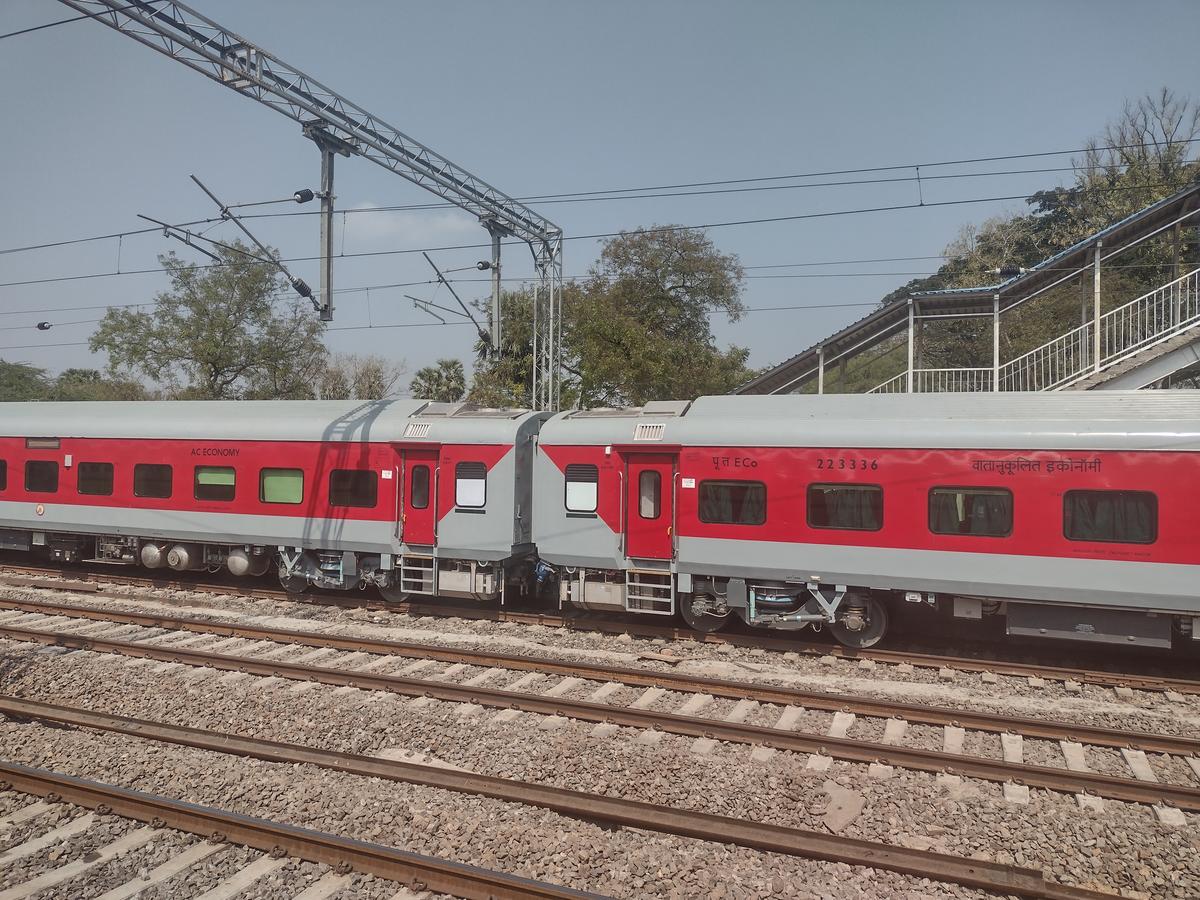 You are currently viewing രണ്ട് കേരള ഇന്റർസിറ്റി ട്രെയിനുകളിൽ എൽഎച്ച്ബി കോച്ചുകൾ അനുവദിച്ചു