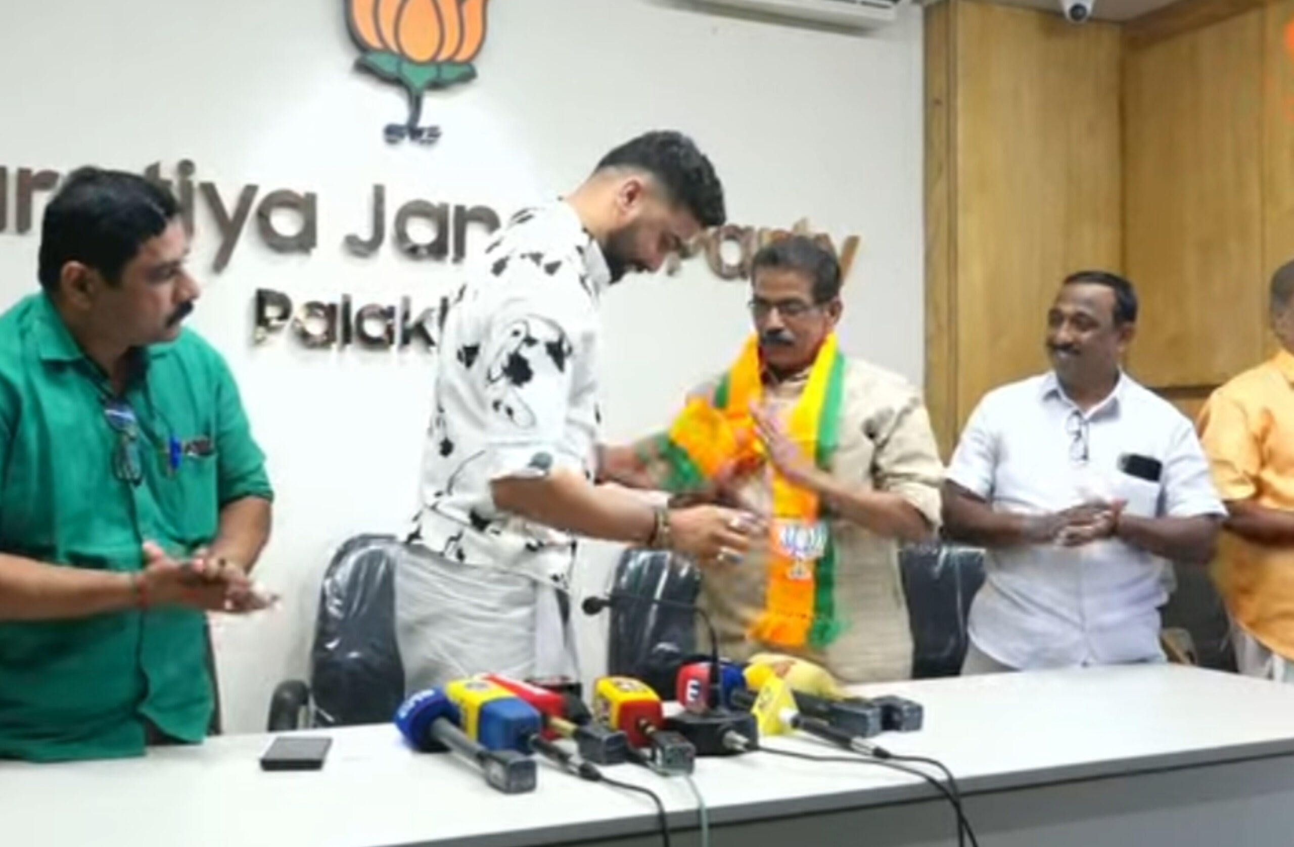 Read more about the article പാലക്കാട്: സിപിഎം പഞ്ചായത്ത് പ്രസിഡന്റ് ബിജെപിയിൽ ചേർന്നു