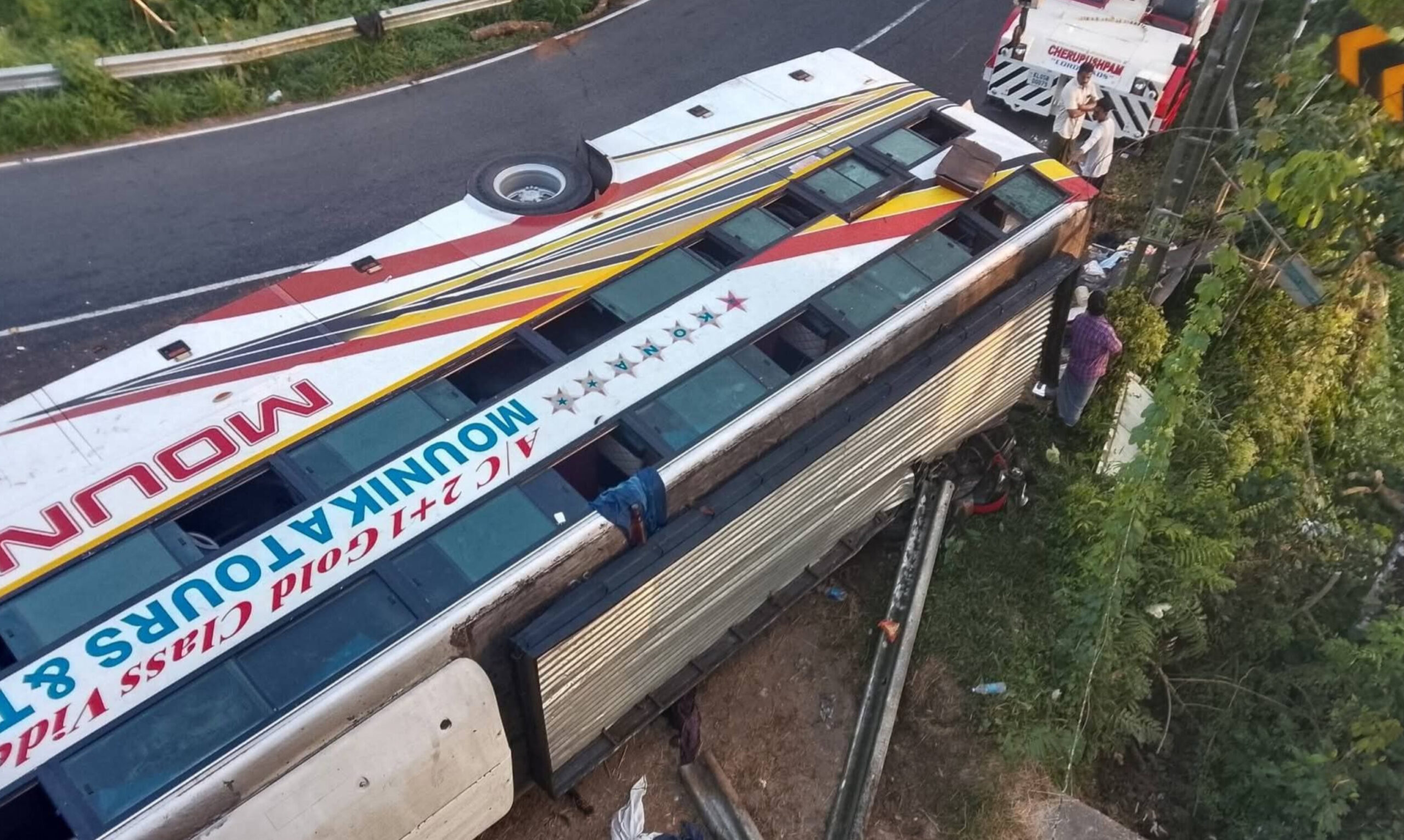 Read more about the article വടശ്ശേരിക്കരയിൽ ശബരിമല തീർത്ഥാടകർ സഞ്ചരിച്ച ബസ് മറിഞ്ഞ് അപകടം; ഒരാളുടെ കാൽ അറ്റുപോയി