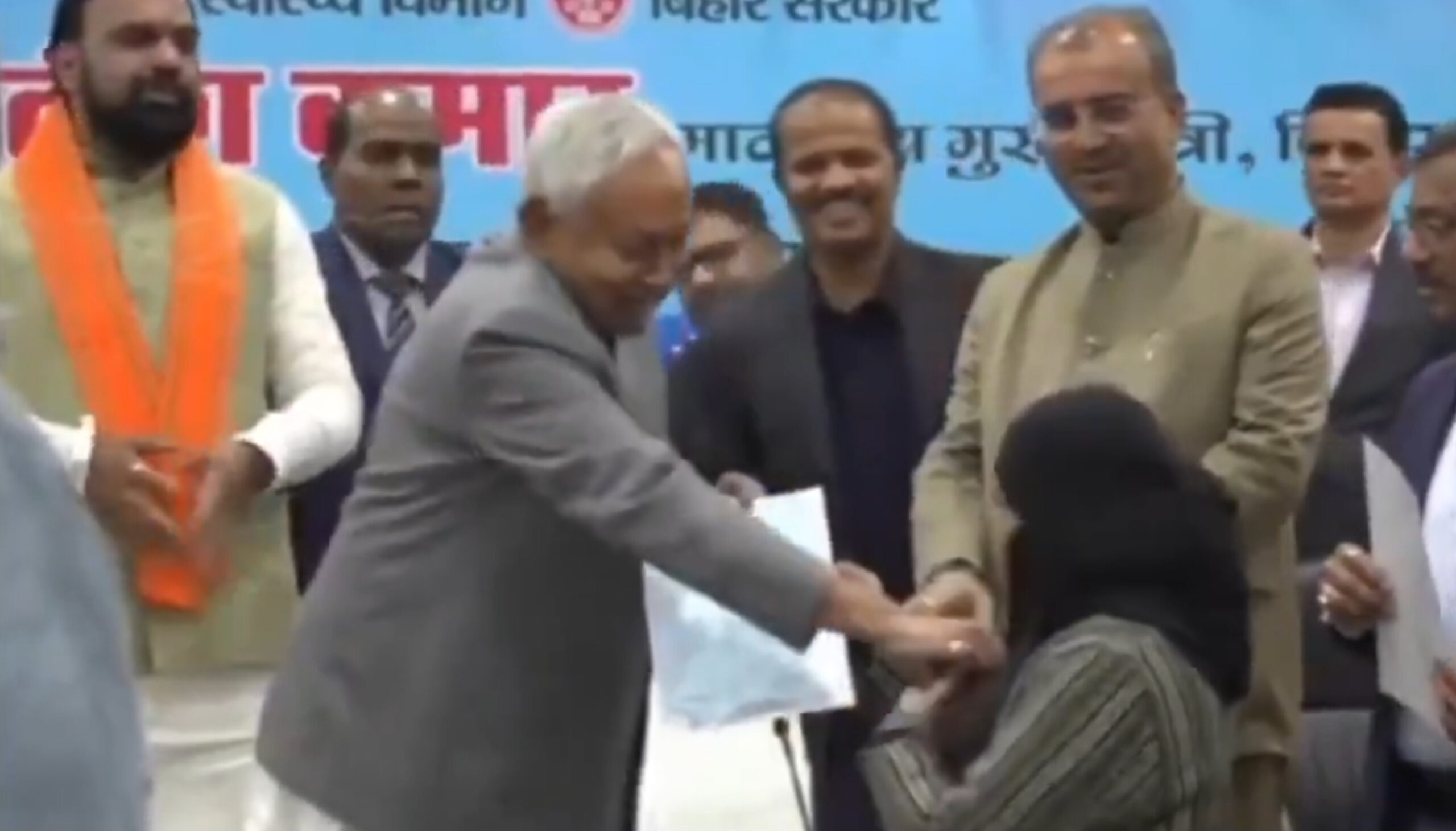 Read more about the article ഹിജാബ് മാറ്റിയെന്ന ആരോപണം: നിതീഷ് കുമാറിന്റെ രാജി ആവശ്യപ്പെട്ട് പ്രതിപക്ഷം