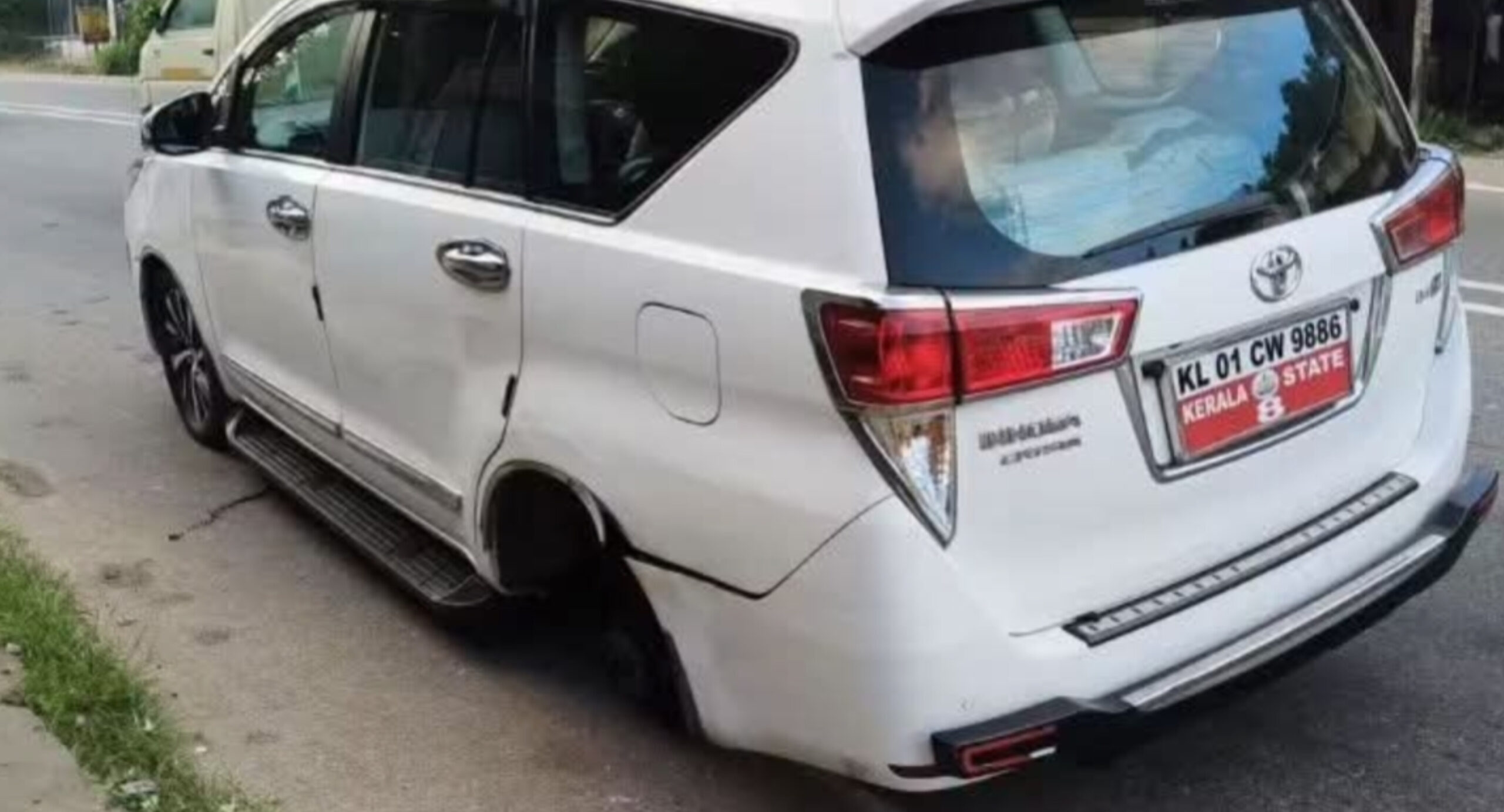 Read more about the article വാമനപുരത്തിന് സമീപം മന്ത്രി സജി ചെറിയാന്റെ വാഹനത്തിൻറെ പിൻചക്രം ഊരിത്തെറിച്ചു,വൻ അപകടം ഒഴിവായി