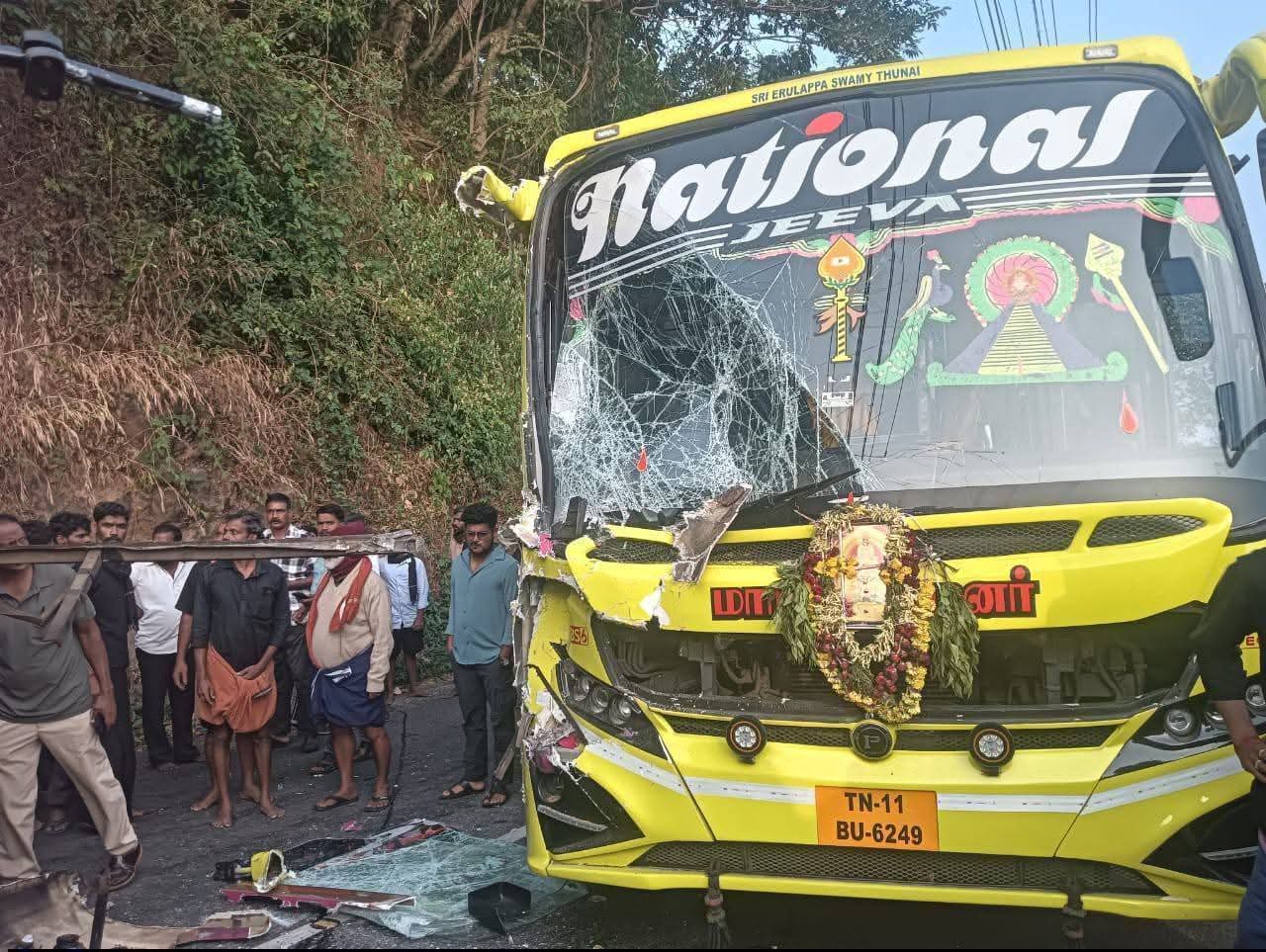 Read more about the article ബസ്സുകൾ കൂട്ടിയിടിച്ച് നിരവധി പേർക്ക് പരിക്ക്