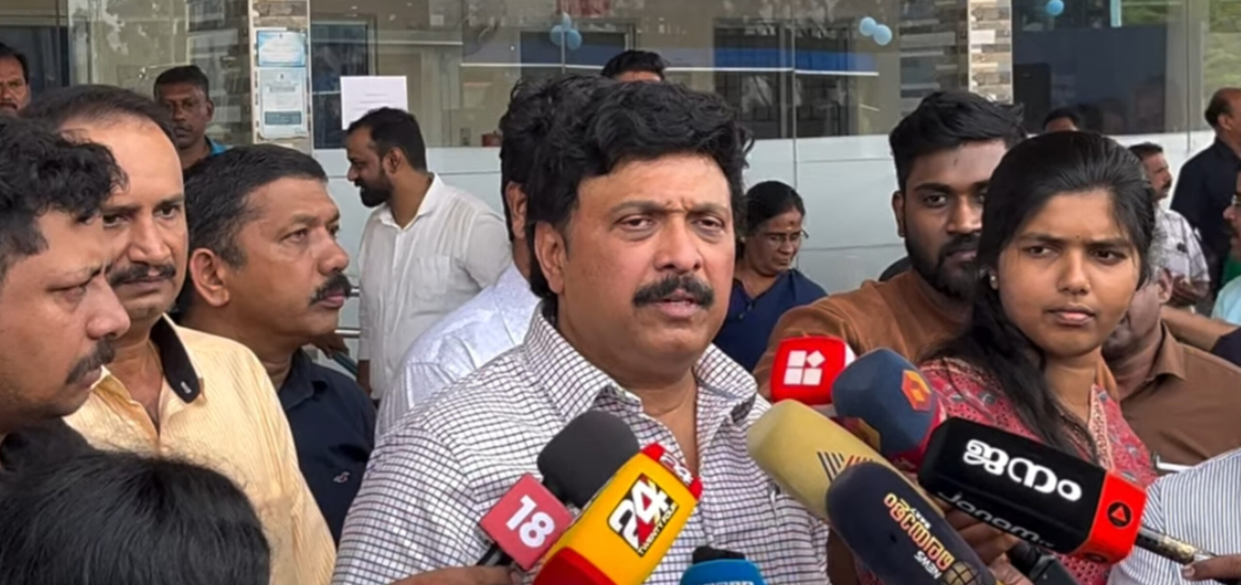 Read more about the article ഇലക്ട്രിക് ബസുകൾ തിരുവനന്തപുരം കോർപ്പറേഷനു വേണമെങ്കിൽ തിരിച്ചെടുക്കാം; പകരം ബസുകൾ കെഎസ്ആർടിസി ഇറക്കും – മന്ത്രി കെ.ബി. ഗണേഷ് കുമാർ