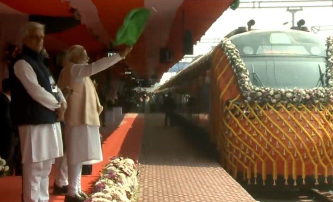 Read more about the article ഇന്ത്യയുടെ ആദ്യ വന്ദേ ഭാരത് സ്ലീപ്പർ ട്രെയിൻ പ്രധാനമന്ത്രി നരേന്ദ്ര മോഡി ഉദ്ഘാടനം ചെയ്തു