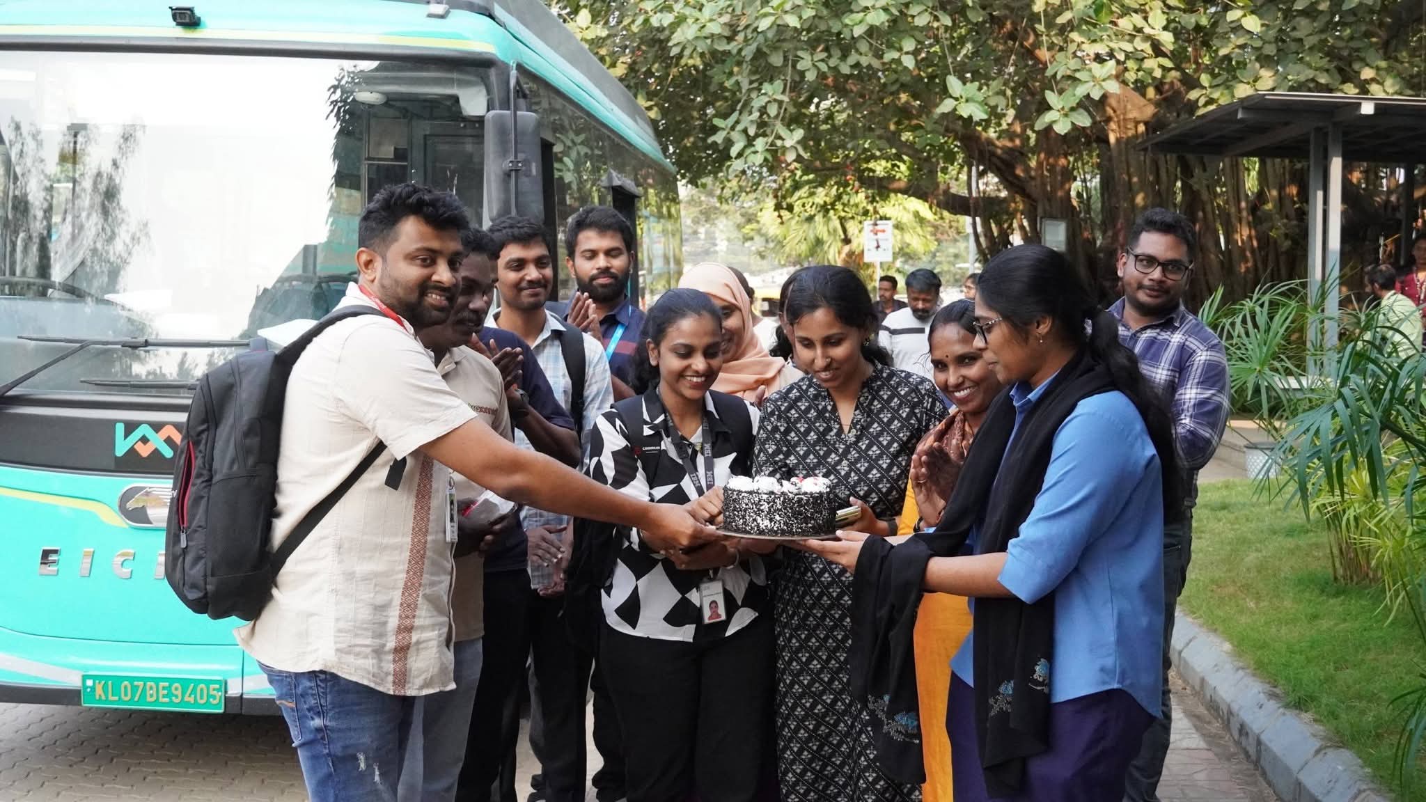 Read more about the article 14 ലക്ഷം യാത്രക്കാർ: നഗര ഗതാഗതത്തിൽ വിപ്ലവം സൃഷ്ടിച്ച കൊച്ചി മെട്രോ ഫീഡർ ബസ് സർവീസിന് ഒരു വയസ്