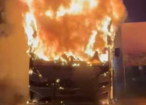 Read more about the article തലക്കോട് ടൂറിസ്റ്റ് ബസിന് തീപിടിച്ചു; യാത്രക്കാർ ഇറങ്ങിയോടി, വൻദുരന്തം ഒഴിവായത് തലതാരിഴയ്ക്ക്