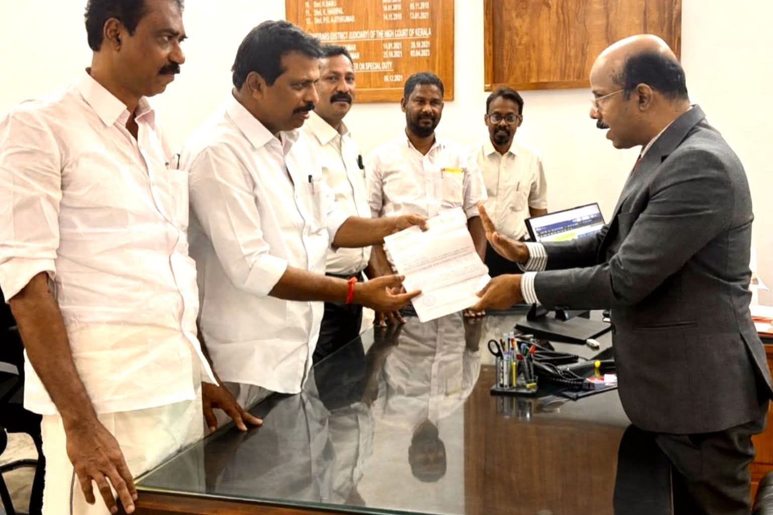 Read more about the article കൊട്ടാരക്കരയിൽ മാതൃകാ കോടതി സമുച്ചയം: ഭൂമി കൈമാറിയാൽ പദ്ധതി നടപ്പാക്കാം – കൊടിക്കുന്നിൽ സുരേഷ് എംപി