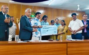 Read more about the article കെ.എസ്.ആർ.ടി.സി–എസ്.ബി.ഐ കോർപ്പറേറ്റ് സാലറി പാക്കേജ്: അപകട ഇൻഷുറൻസ് തുക കൈമാറി