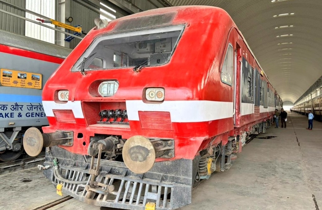 Read more about the article സബർമതിയിൽ ഇന്ത്യയിലെ ആദ്യ എൽഎൻജി–ഡീസൽ ഡ്യൂവൽ ഫ്യൂവൽ ഡെമു ട്രെയിൻ പ്രവർത്തനം ആരംഭിച്ചു