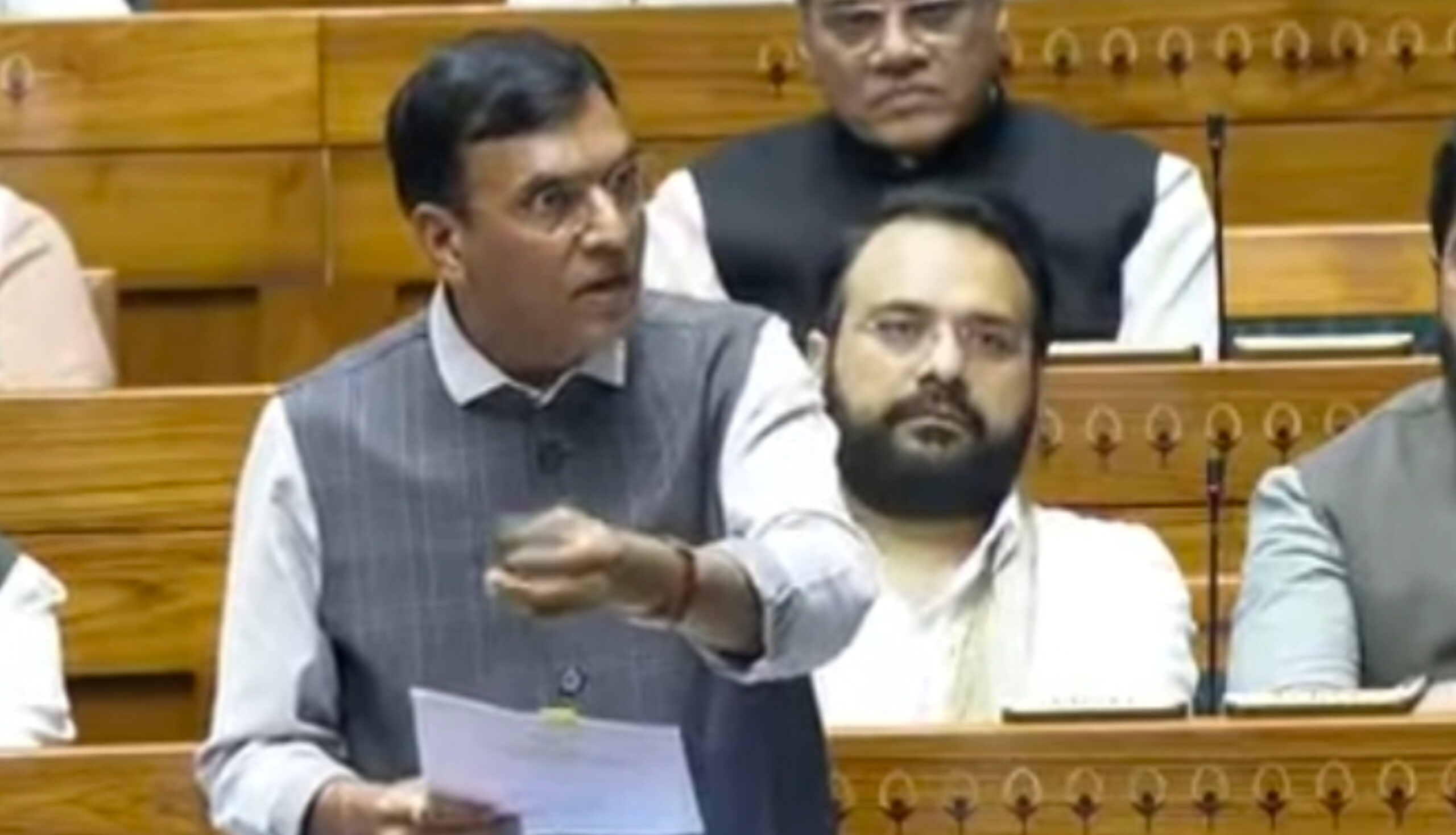 You are currently viewing ഇഎസ്ഐ മെഡിക്കൽ കോളേജ്: എസൻഷ്യാലിറ്റി സർട്ടിഫിക്കറ്റ് നൽകാത്തതിനെതിരെ കേന്ദ്ര തൊഴിൽ മന്ത്രി